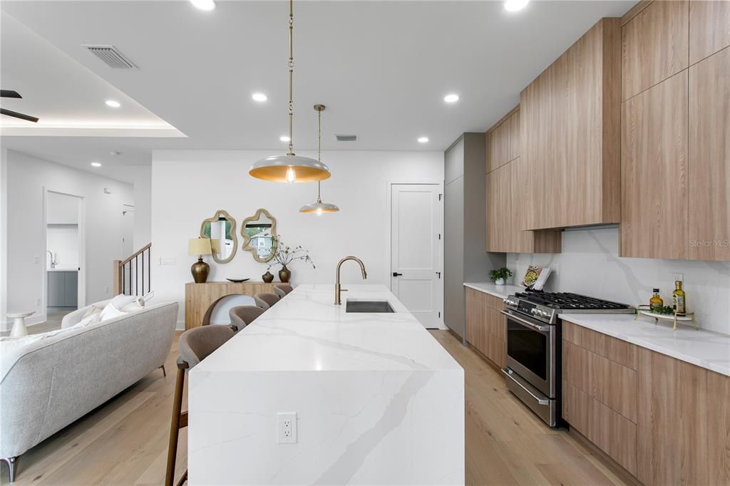 Activo con contrato: $1,290,000 (4 camas, 4 baños, 3090 Pies cuadrados)