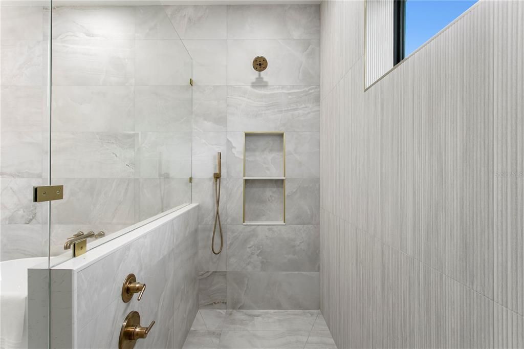 Activo con contrato: $1,290,000 (4 camas, 4 baños, 3090 Pies cuadrados)