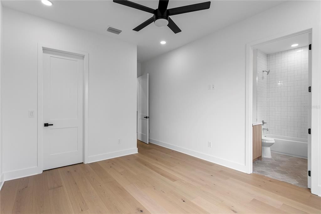 Activo con contrato: $1,290,000 (4 camas, 4 baños, 3090 Pies cuadrados)