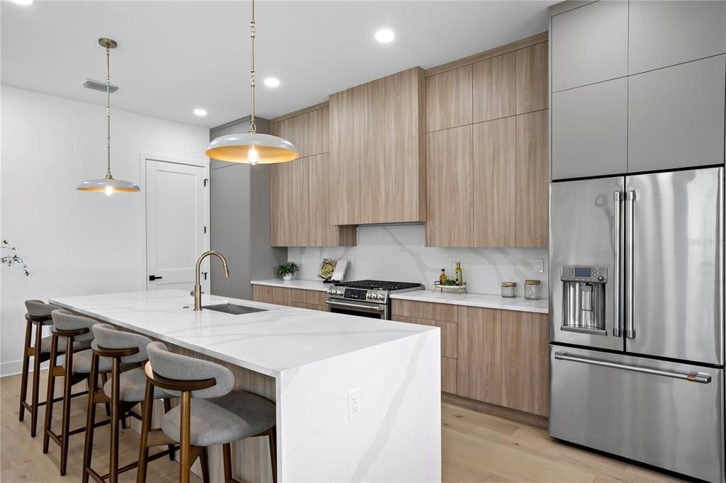 Activo con contrato: $1,290,000 (4 camas, 4 baños, 3090 Pies cuadrados)