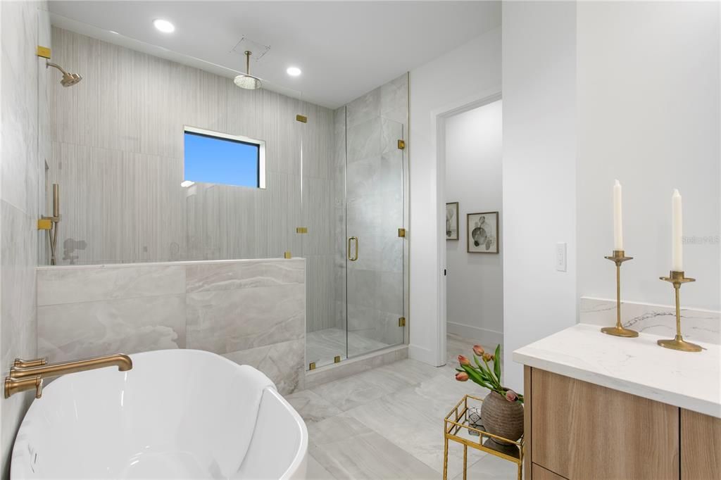 Activo con contrato: $1,290,000 (4 camas, 4 baños, 3090 Pies cuadrados)