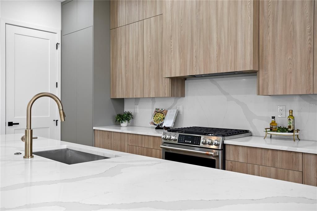 Activo con contrato: $1,290,000 (4 camas, 4 baños, 3090 Pies cuadrados)