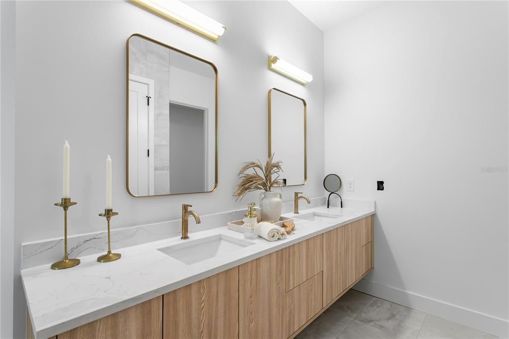 Activo con contrato: $1,290,000 (4 camas, 4 baños, 3090 Pies cuadrados)