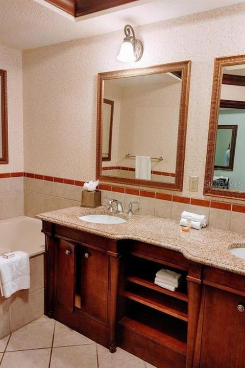 For Sale: $339,000 (1 beds, 1 baths, 678 Square Feet)