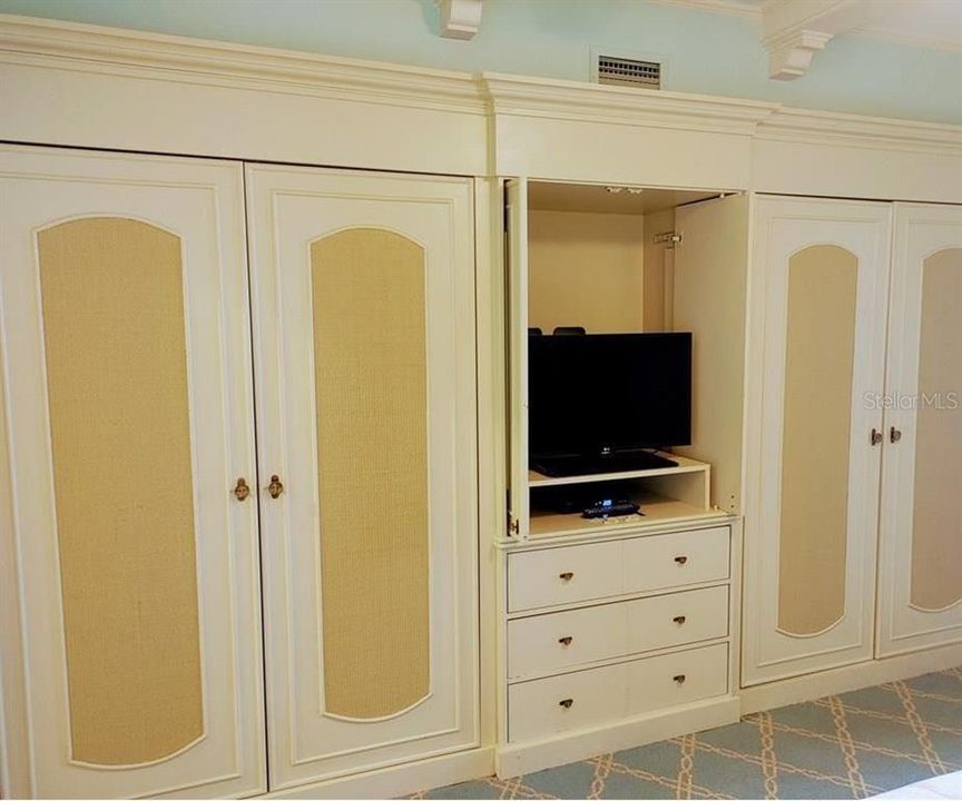 For Sale: $339,000 (1 beds, 1 baths, 678 Square Feet)