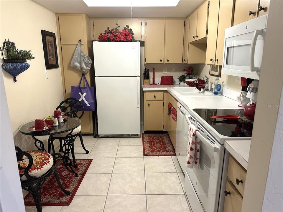 For Sale: $150,000 (2 beds, 2 baths, 940 Square Feet)