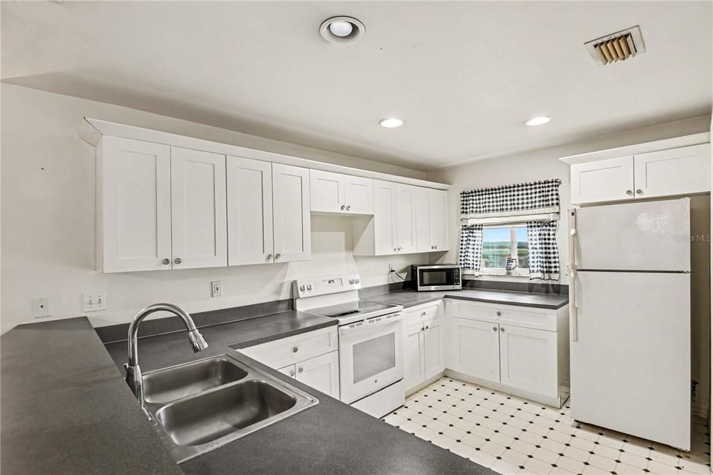 Active With Contract: $224,900 (3 beds, 2 baths, 1506 Square Feet)