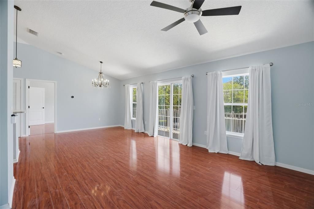 For Sale: $339,900 (2 beds, 2 baths, 1264 Square Feet)