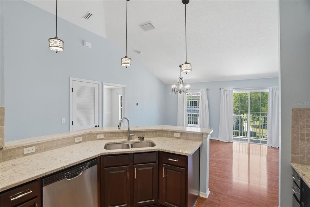 For Sale: $339,900 (2 beds, 2 baths, 1264 Square Feet)
