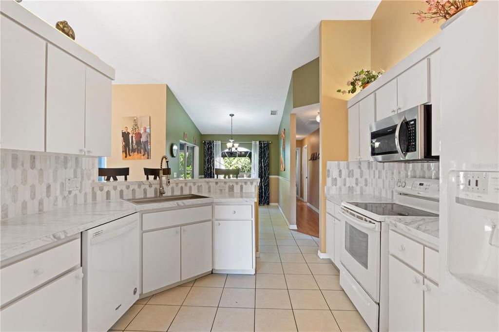 En Venta: $479,900 (4 camas, 2 baños, 2249 Pies cuadrados)