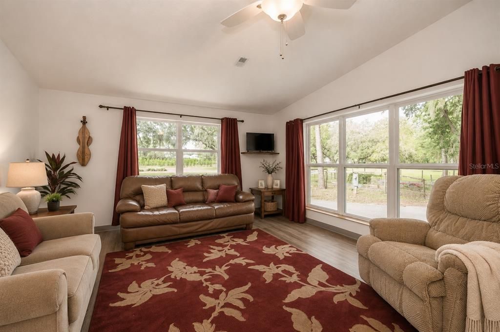 For Sale: $999,000 (6 beds, 5 baths, 2636 Square Feet)
