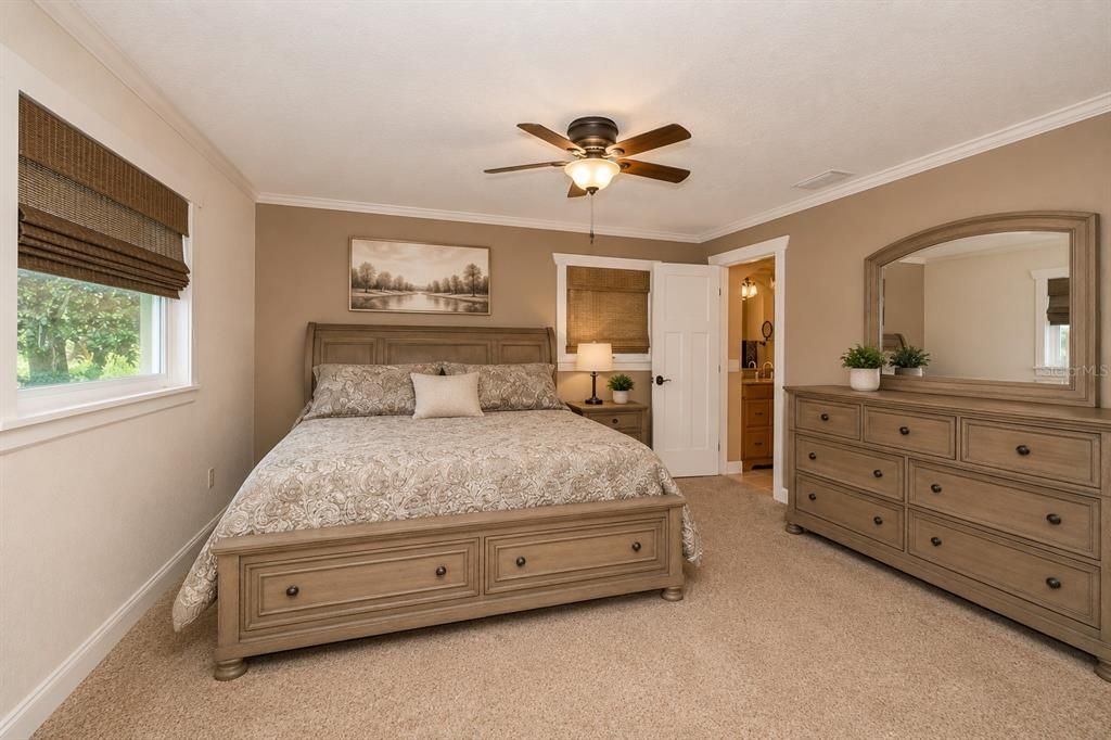 For Sale: $999,000 (6 beds, 5 baths, 2636 Square Feet)