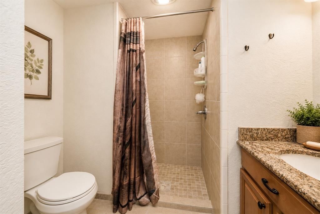 For Sale: $999,000 (6 beds, 5 baths, 2636 Square Feet)