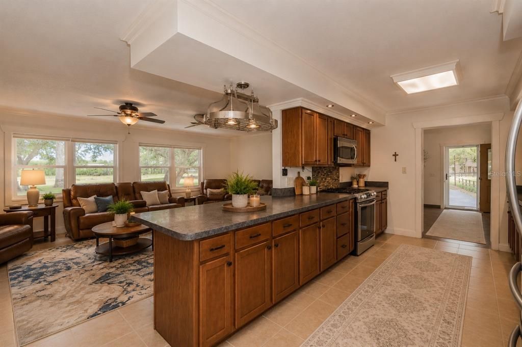 For Sale: $999,000 (6 beds, 5 baths, 2636 Square Feet)