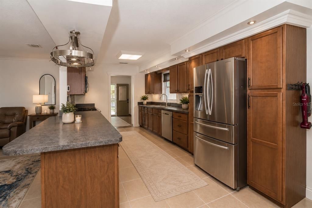 For Sale: $999,000 (6 beds, 5 baths, 2636 Square Feet)