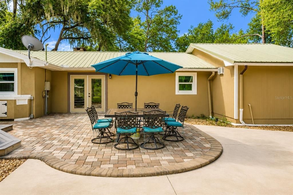 For Sale: $999,000 (6 beds, 5 baths, 2636 Square Feet)