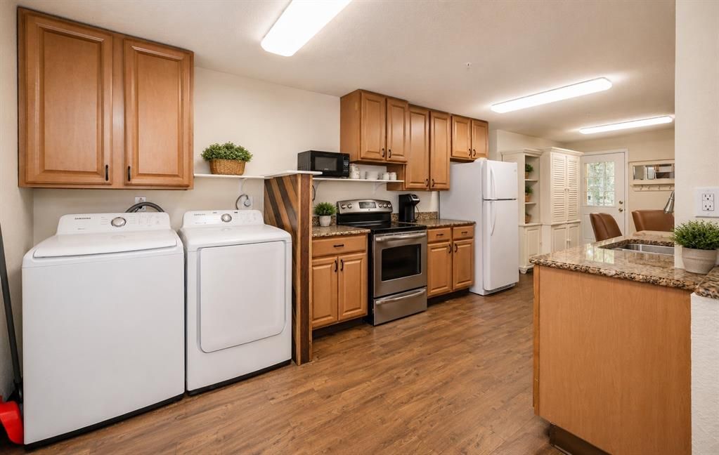 For Sale: $999,000 (6 beds, 5 baths, 2636 Square Feet)