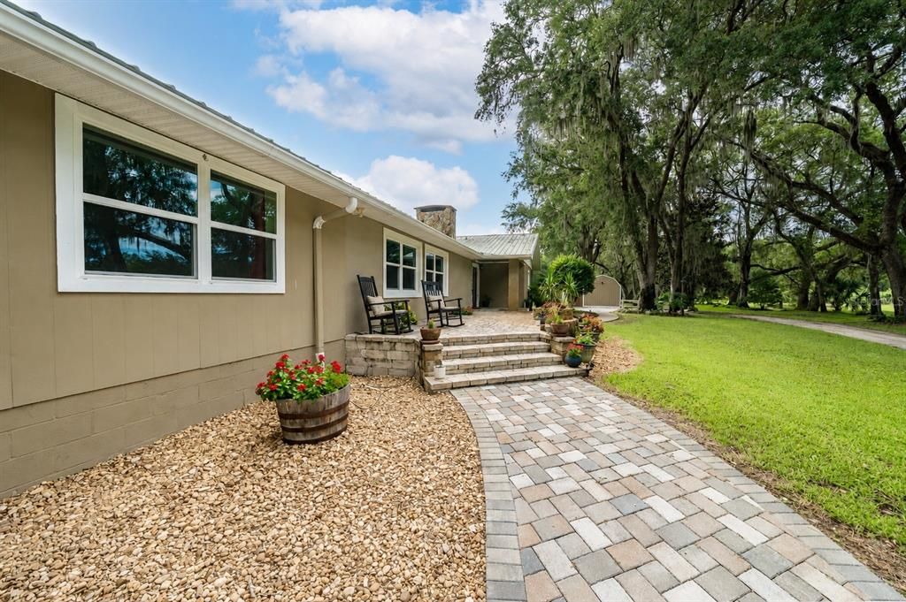 For Sale: $999,000 (6 beds, 5 baths, 2636 Square Feet)