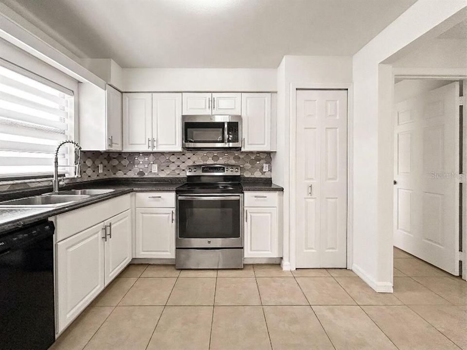 For Sale: $275,900 (3 beds, 2 baths, 1614 Square Feet)