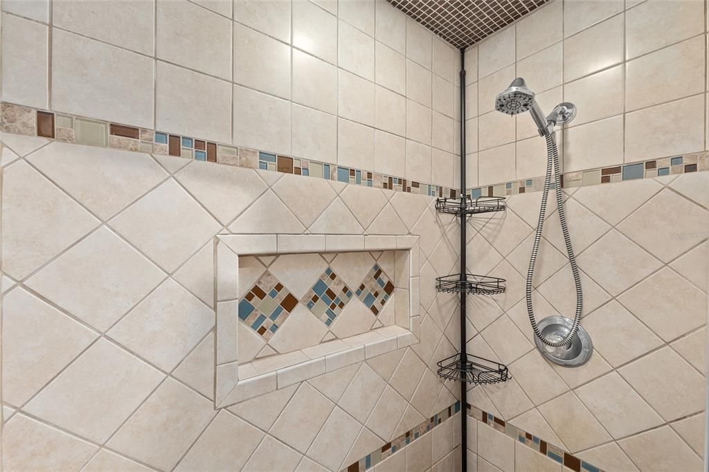 Под контрактом: $434,900 (3 спален, 2 ванн, 2498 Квадратных фут)