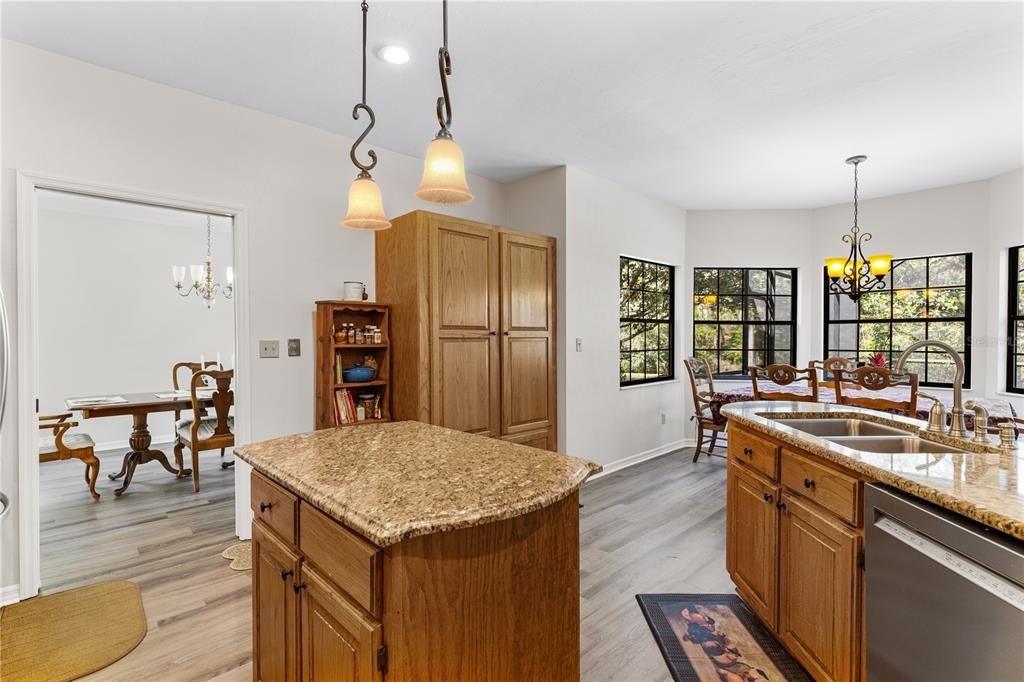 En Venta: $895,000 (4 camas, 3 baños, 3267 Pies cuadrados)