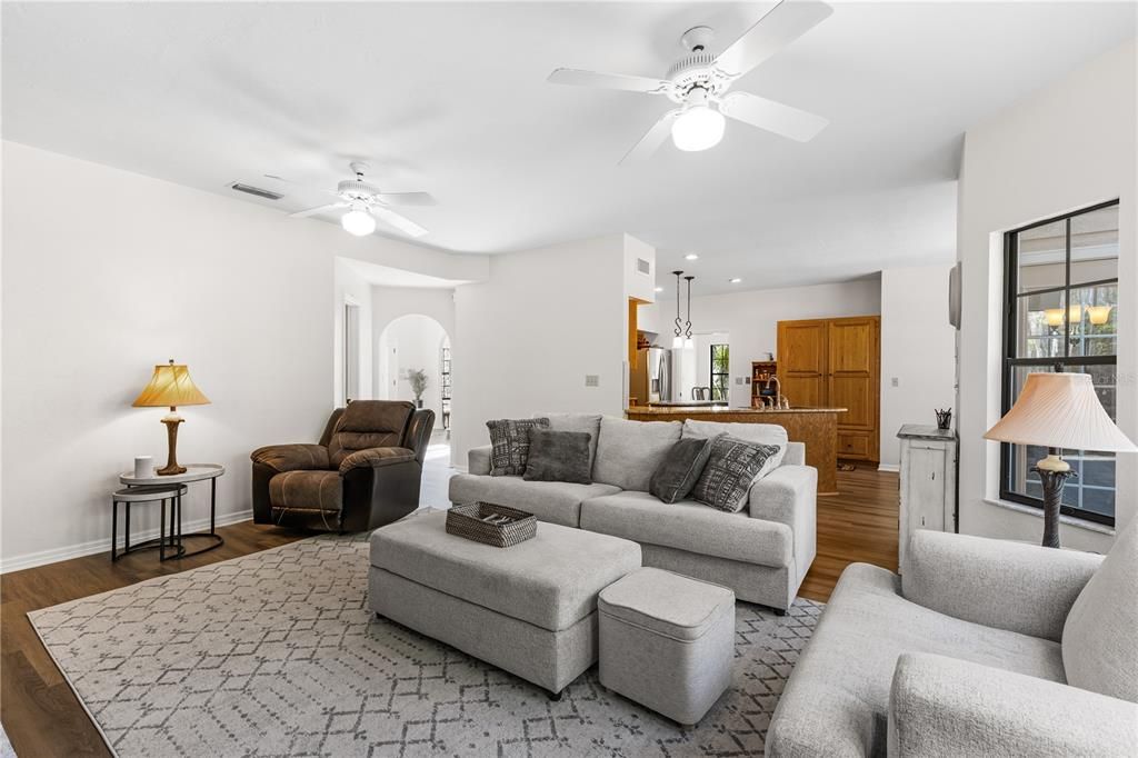 En Venta: $895,000 (4 camas, 3 baños, 3267 Pies cuadrados)