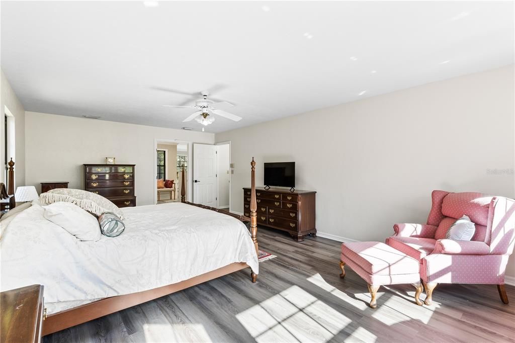 En Venta: $895,000 (4 camas, 3 baños, 3267 Pies cuadrados)