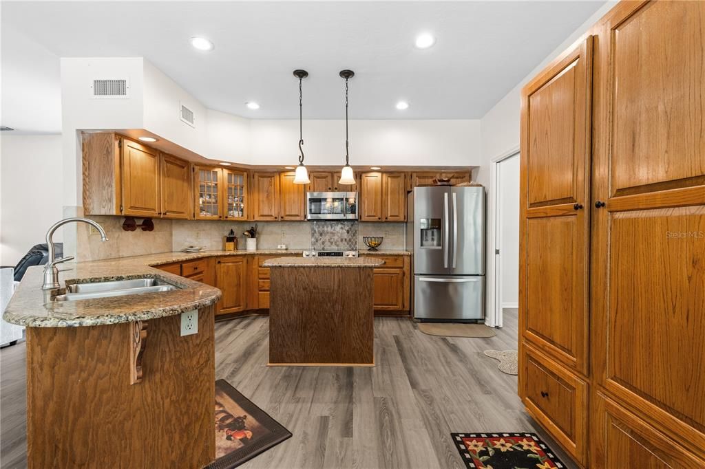 En Venta: $895,000 (4 camas, 3 baños, 3267 Pies cuadrados)