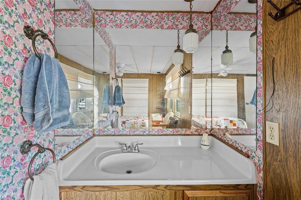 For Sale: $110,000 (2 beds, 2 baths, 772 Square Feet)