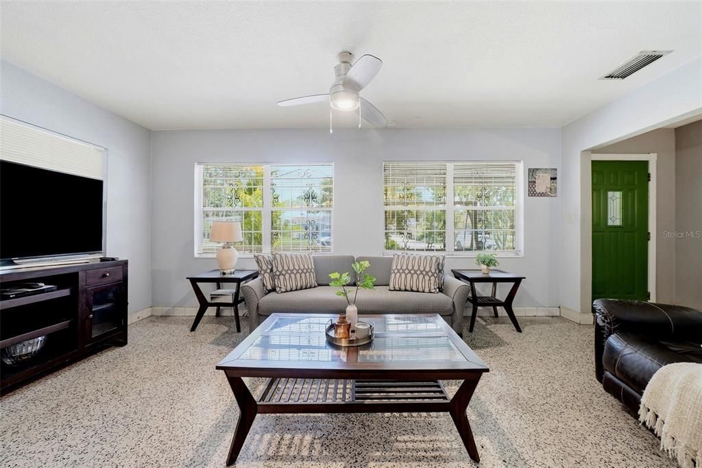 En Venta: $399,999 (2 camas, 1 baños, 1116 Pies cuadrados)