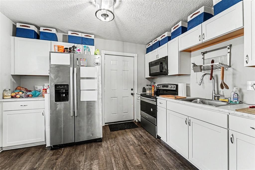 For Sale: $185,000 (2 beds, 1 baths, 736 Square Feet)