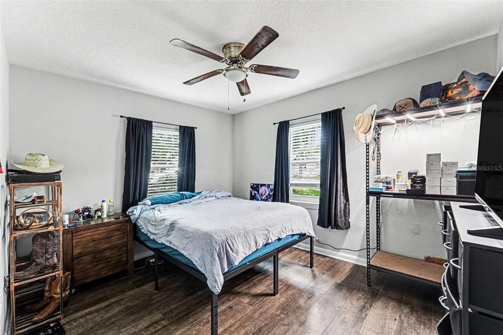 For Sale: $185,000 (2 beds, 1 baths, 736 Square Feet)