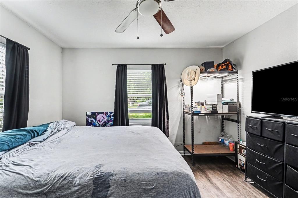 For Sale: $185,000 (2 beds, 1 baths, 736 Square Feet)