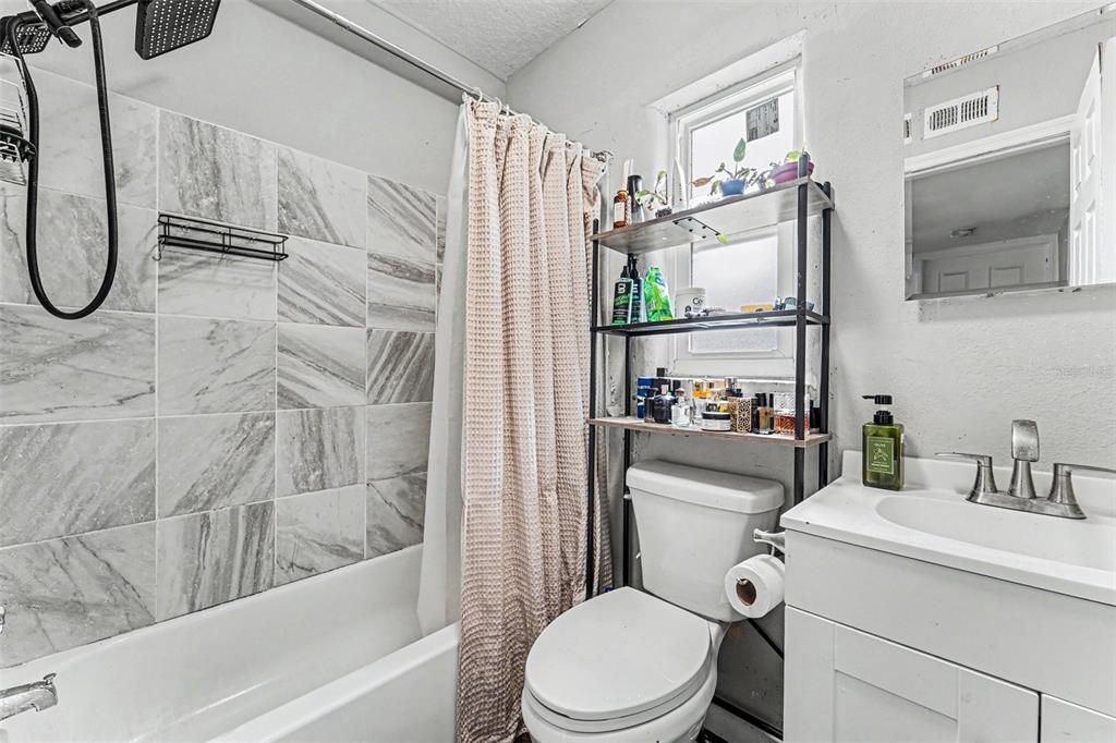 For Sale: $185,000 (2 beds, 1 baths, 736 Square Feet)