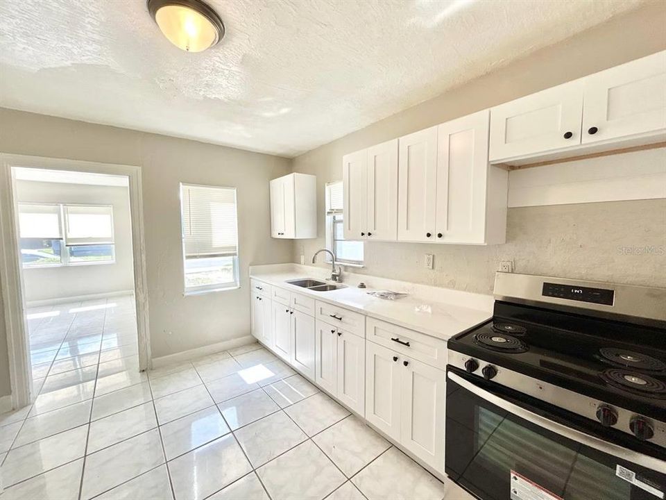For Rent: $2,300 (4 beds, 2 baths, 1048 Square Feet)