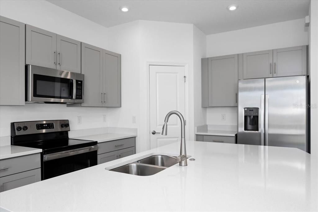For Rent: $2,300 (3 beds, 2 baths, 1407 Square Feet)