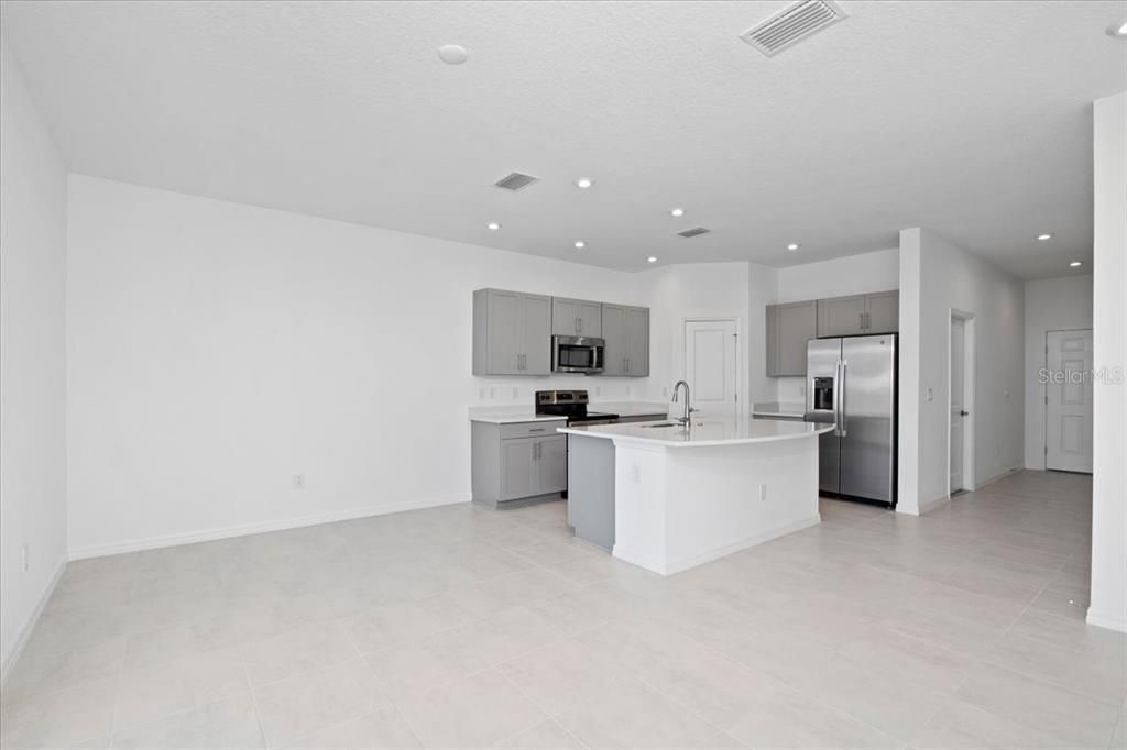 For Rent: $2,300 (3 beds, 2 baths, 1407 Square Feet)