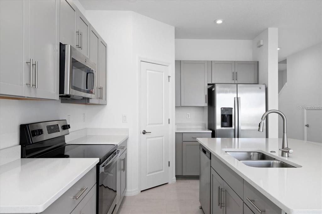 For Rent: $2,300 (3 beds, 2 baths, 1407 Square Feet)