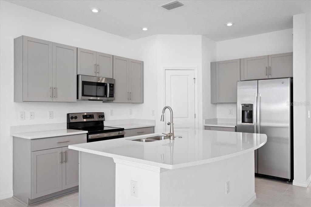For Rent: $2,300 (3 beds, 2 baths, 1407 Square Feet)
