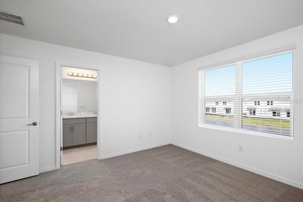 For Rent: $2,300 (3 beds, 2 baths, 1407 Square Feet)
