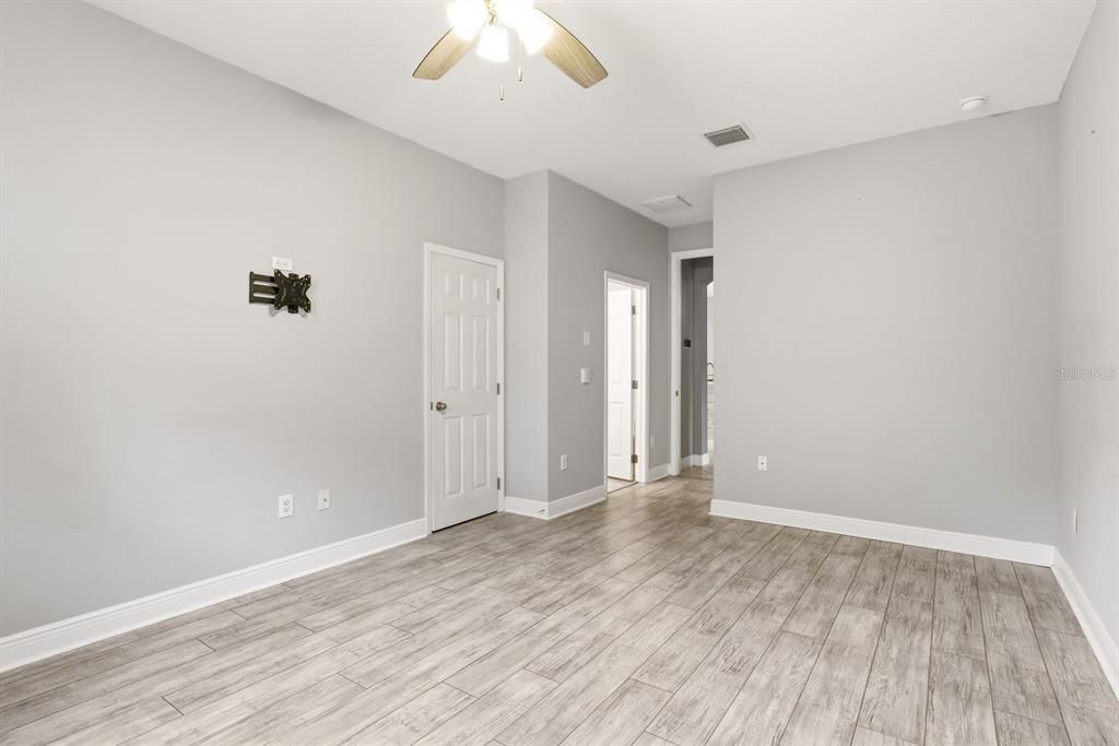 For Sale: $377,000 (4 beds, 2 baths, 1938 Square Feet)