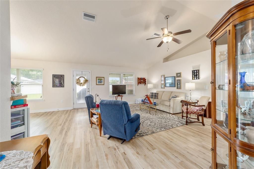 For Sale: $317,000 (4 beds, 2 baths, 1762 Square Feet)