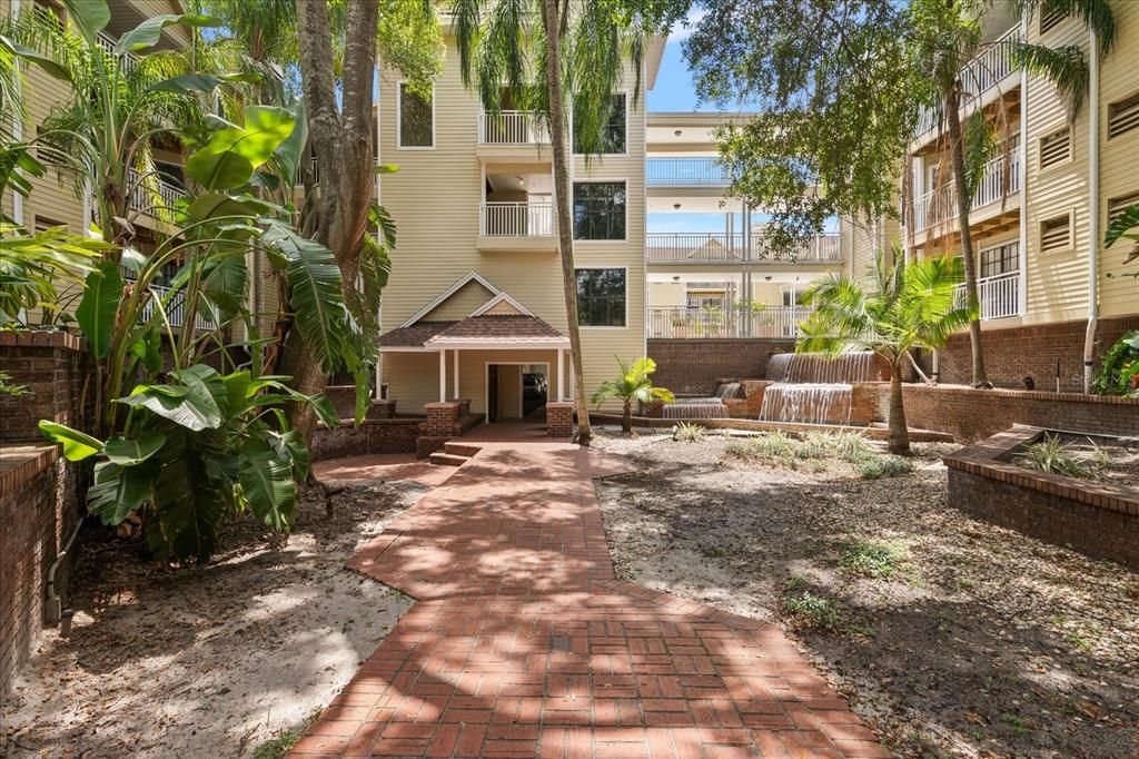 For Rent: $2,800 (2 beds, 2 baths, 966 Square Feet)