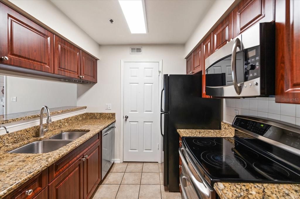 For Rent: $2,800 (2 beds, 2 baths, 966 Square Feet)