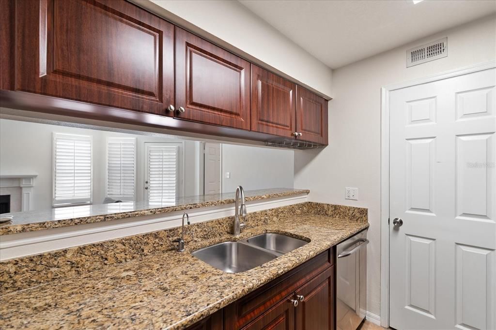 For Rent: $2,800 (2 beds, 2 baths, 966 Square Feet)