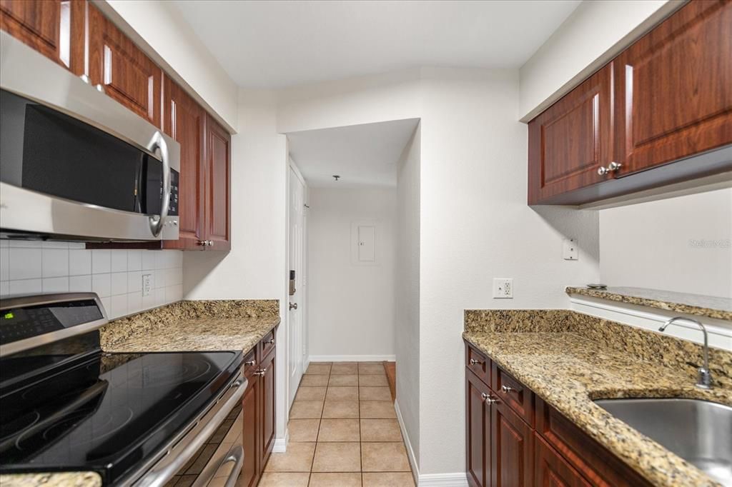 For Rent: $2,800 (2 beds, 2 baths, 966 Square Feet)