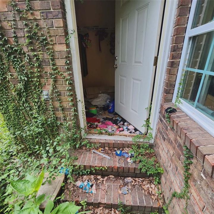 For Sale: $60,000 (2 beds, 1 baths, 990 Square Feet)