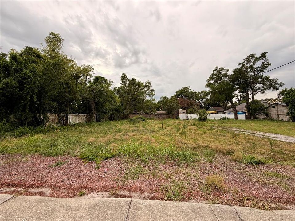 На продажу: $249,000 (0.17 acres)