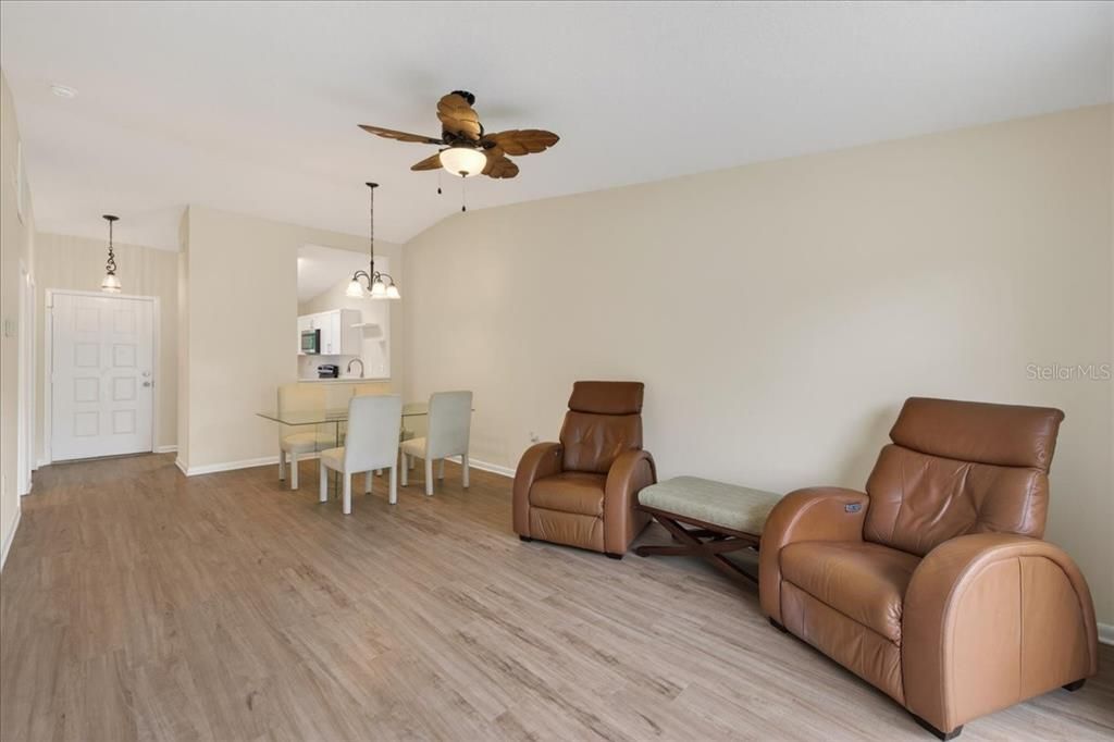 En Venta: $439,900 (5 camas, 4 baños, 2059 Pies cuadrados)
