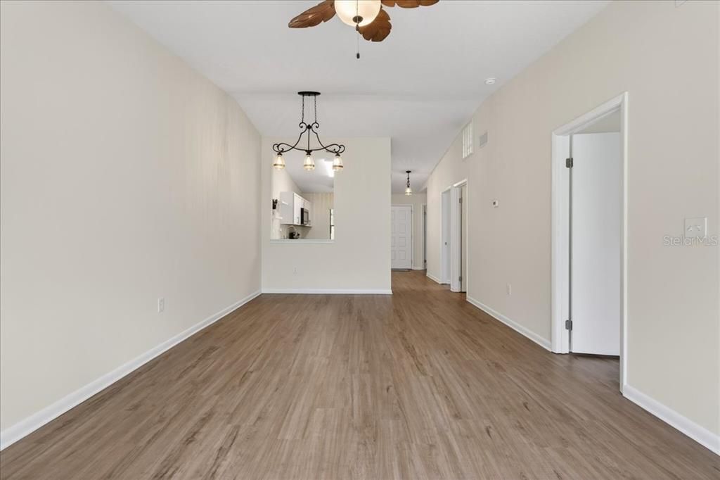 En Venta: $439,900 (5 camas, 4 baños, 2059 Pies cuadrados)